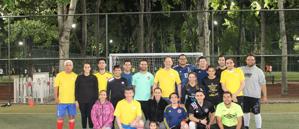 La Embajada de Colombia en China y su sección consular participan en la creación del equipo de fútbol mixto de colombianos en Beijing