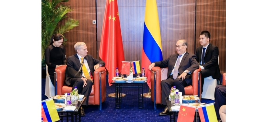 La Embajada de Colombia en Beijing celebró el 213 aniversario de la Independencia Nacional